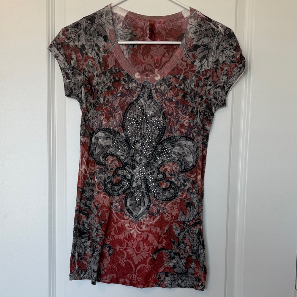 Chic Fleur-de-Lis Red and Black Women's Short Sleeve Top